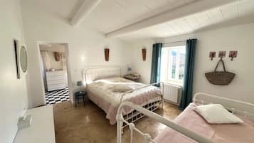 5 slaapkamers, een bureau, een strijkplank/strijkijzer, reisbedje