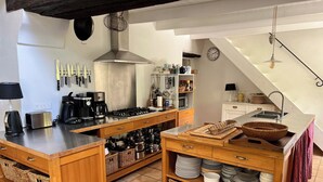 Kaffetrakter/tekoker, kjøleskap, mikrobølgeovn og ovn