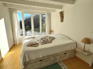 5 Schlafzimmer, Schreibtisch, Bügeleisen/Bügelbrett, Reisekinderbett