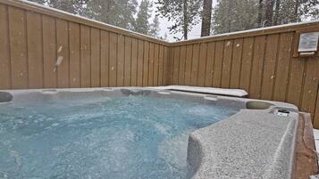 Casa, 3 camas individuales (Whistler 19) | Tina de hidromasaje al aire libre