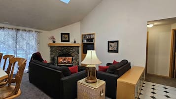 House, 3 Twin Beds (Whistler 19) | Interior