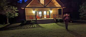 Drummond Island Hotel & Vacation Homes - Pond Cabin 8
