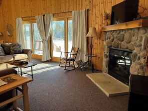 TV, peis, DVD-spiller og bøker