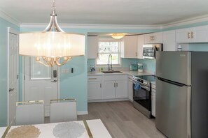 Fridge, microwave, oven, stovetop - Flamingo Inn - Premiere King Efficiency #101 (Fort Myers Beach)