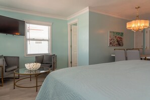 1 bedroom, bed sheets - Flamingo Inn - Premiere King Efficiency #101 (Fort Myers Beach)