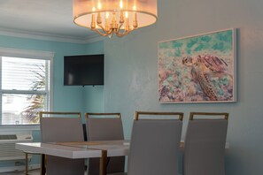 Dining - Flamingo Inn - Premiere King Efficiency #101 (Fort Myers Beach)