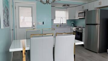 冷蔵庫、電子レンジ、オーブン、コンロ