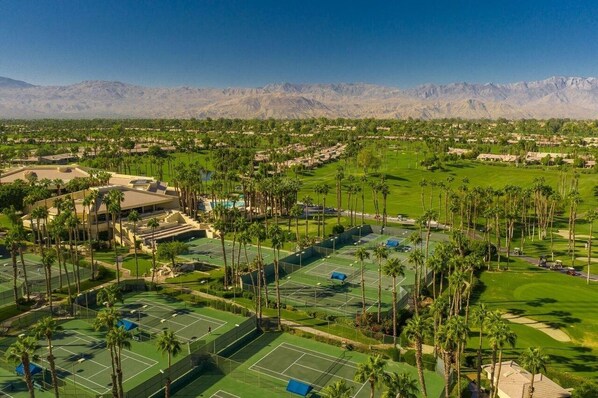 Sports court - Beautiful 3-bedroom, 3-bathroom condo in gated golf community in Palm Desert. (Palm Desert)