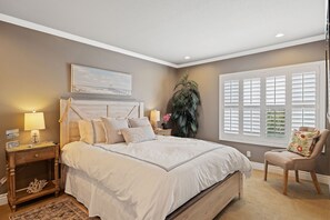 3 室のベッドルーム、デスク、アイロン / アイロン台、旅行用ベビーベッド