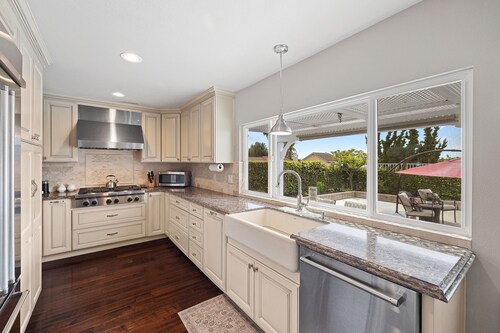 Family Friendly Disney Retreat with a Pool!