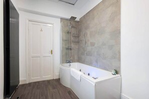 Shower, hair dryer - 3 Bedroom in Haughton Road with Free WiFi (Darlington)