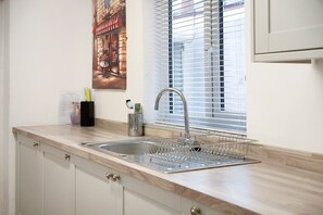 Kjøleskap, mikrobølgeovn, ovn og kokeplater