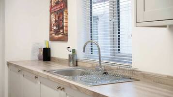 Een koelkast, een magnetron, een oven, een kookplaat