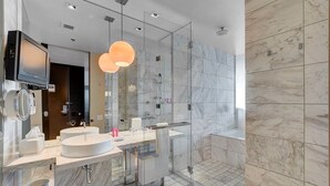 Bañera de hidromasaje, secador de pelo, toallas y jabón