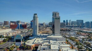 Un paisaje urbano con edificios destacados, incluyendo una estructura alta con letrero 