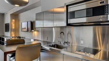 Fridge, microwave, stovetop, dishwasher