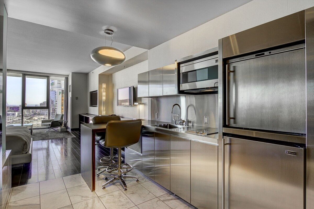 Jääkaappi, mikroaaltouuni, liesi, astianpesukone