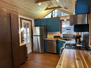 冷蔵庫、電子レンジ、オーブン、コンロ