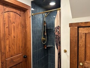 Douche, sèche-cheveux, bidet, serviettes fournies
