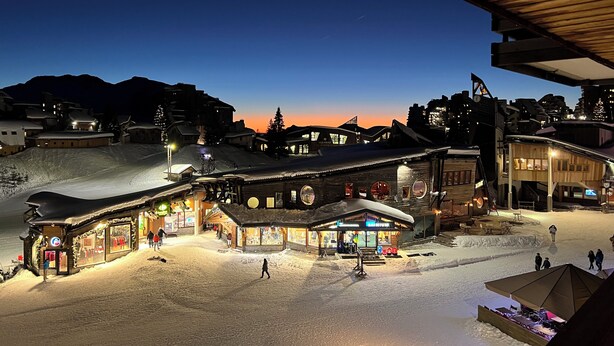 A snow-covered outdoor area with buildings, including a wooden structure with a sign that reads "AQUARIUM." - Rent apartment 3 rooms - sleeps 6, Avoriaz (74) (Morzine)