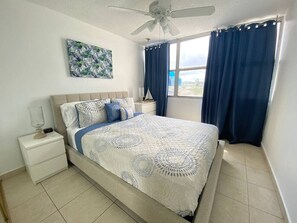 2 chambres, bureau, fer et planche à repasser, lit de bébé portatif