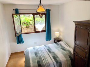 2 bedrooms, iron/ironing board, bed sheets - Stone house: garden & mountain view (Cipières)