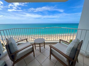 Varanda com vista para a praia e o oceano.