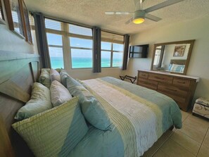 1 chambre, bureau, fer et planche à repasser, lit de bébé portatif