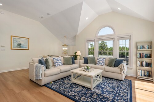 Walk to Beach, Heated Pool, Hot Tub, Dogs OK!