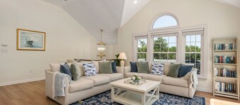 Walk to Beach, Heated Pool, Hot Tub, Dogs OK!