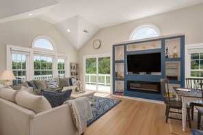 Een smart-tv, een open haard, tafelvoetbal en boeken