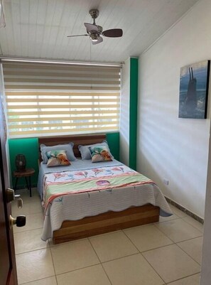 4 habitaciones, tabla de planchar con plancha, wifi y ropa de cama 