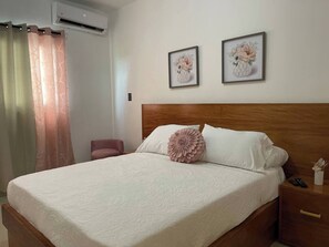 3 habitaciones y tabla de planchar con plancha