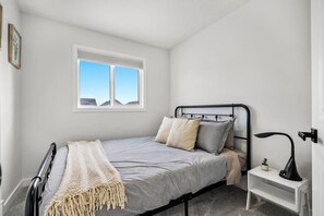 3 makuuhuonetta, työpöytä, ilmainen Wi-Fi, vuodevaatteet