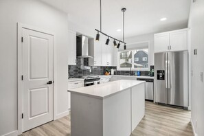 Jääkaappi, mikroaaltouuni, uuni, liesi