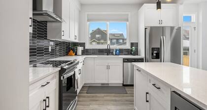 Modern Oasis | Dogs Ok | Spacious | Close to Seton