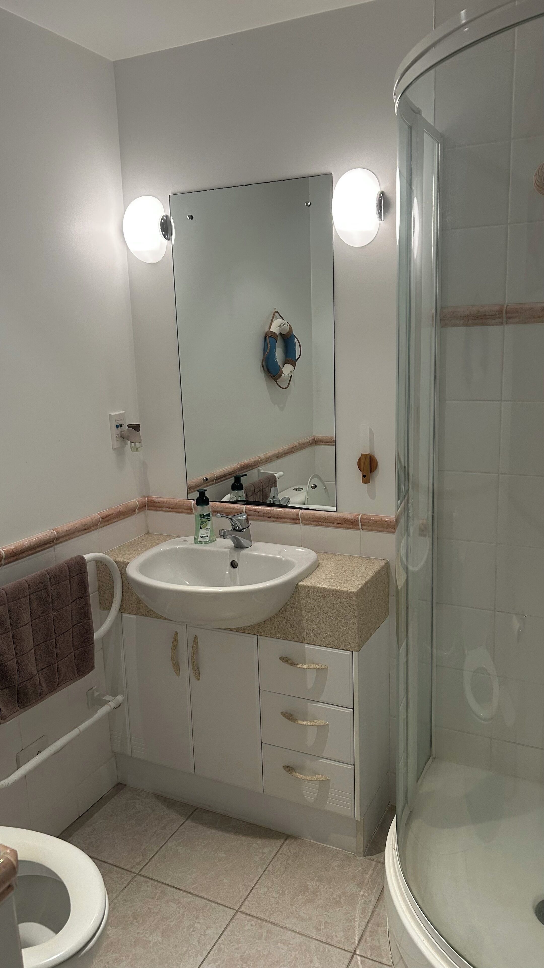 Een douche, een haardroger, handdoeken, toiletpapier