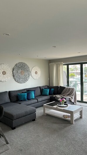Smart TV - Luxury Waterfront Escape - Stunning Marina Views (Whangaparaoa)