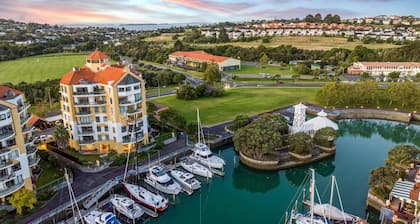 Luxury Waterfront Escape - Stunning Marina Views