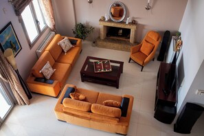 Televisie en een open haard