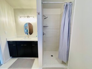 Dusche, Haartrockner, Handtücher, Seife
