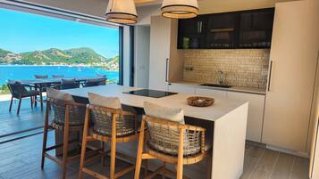 Køleskab, mikrobølgeovn, ovn, kogeplade