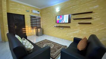 Familienapartment, Balkon, Stadtblick | Wohnbereich | Flachbildfernseher