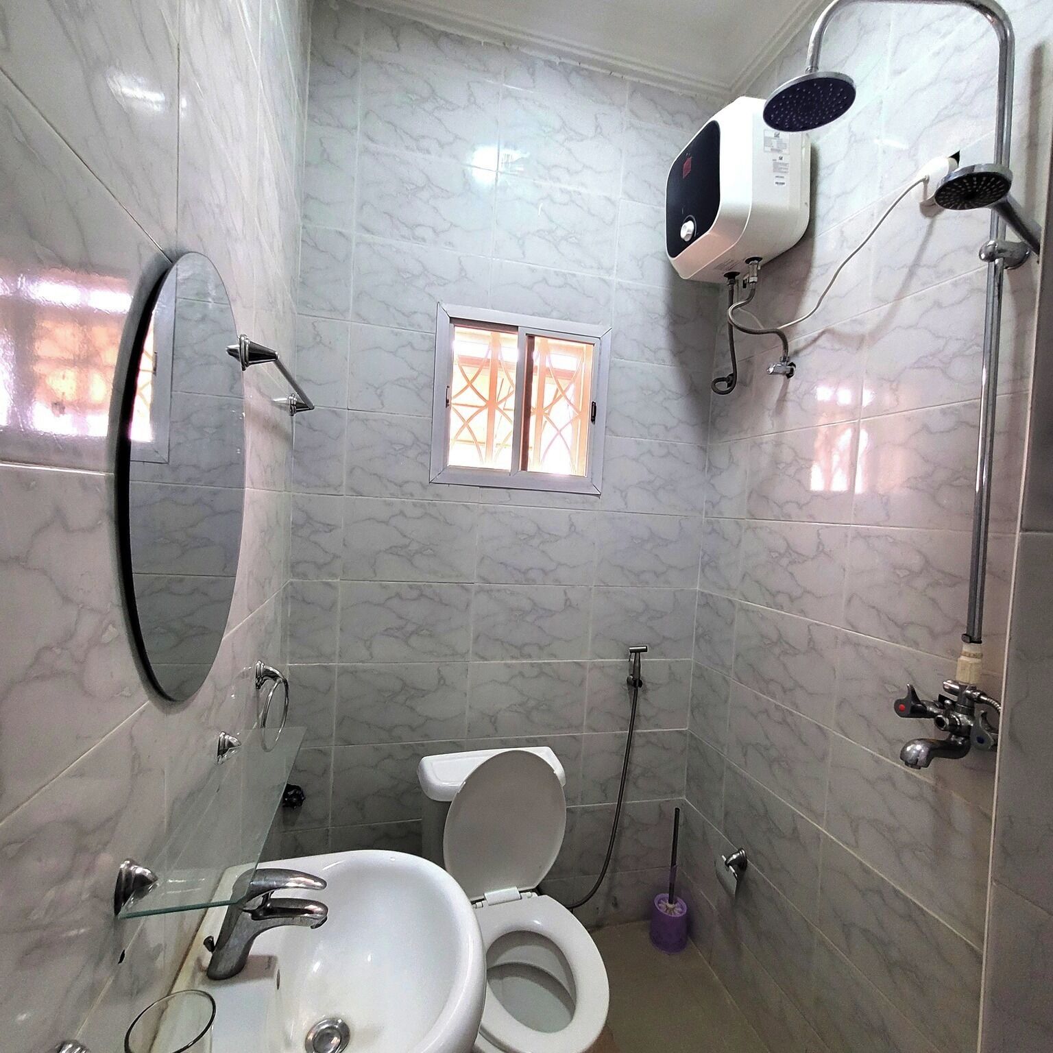 Familienapartment, Balkon, Stadtblick | Badezimmer