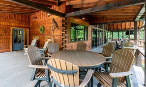 Outdoor dining - Nite Owl-Luxury Log Cabin Rental, Outdoor Fire Pit, Fire Place, High Speed Internet, Hot Tub, Pool Table, Open Concept- Nantahala NC (Topton)