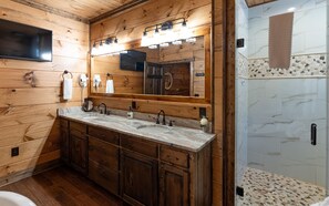 Een douche, een haardroger, handdoeken