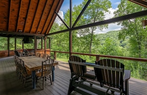 Outdoor dining - Nite Owl-Luxury Log Cabin Rental, Outdoor Fire Pit, Fire Place, High Speed Internet, Hot Tub, Pool Table, Open Concept- Nantahala NC (Topton)