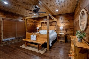 Room - Nite Owl-Luxury Log Cabin Rental, Outdoor Fire Pit, Fire Place, High Speed Internet, Hot Tub, Pool Table, Open Concept- Nantahala NC (Topton)