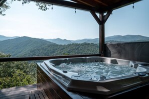 Outdoor spa tub - Mountain Top Lodge-Luxury Log Cabin Rental-Panoramic Mountain Views, High Speed Internet, Large Deck, Hot Tub, Fireplace in Nantahala NC! (Topton)