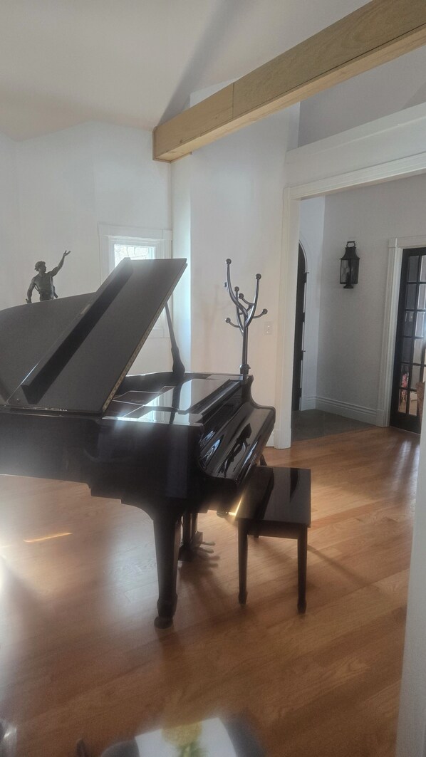 Interior - Kentucky Derby 2025 Rental: Spacious Home for Families & Couples (Louisville)